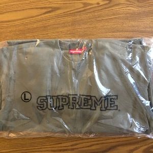 Supreme Crewneck Shattered Logo.